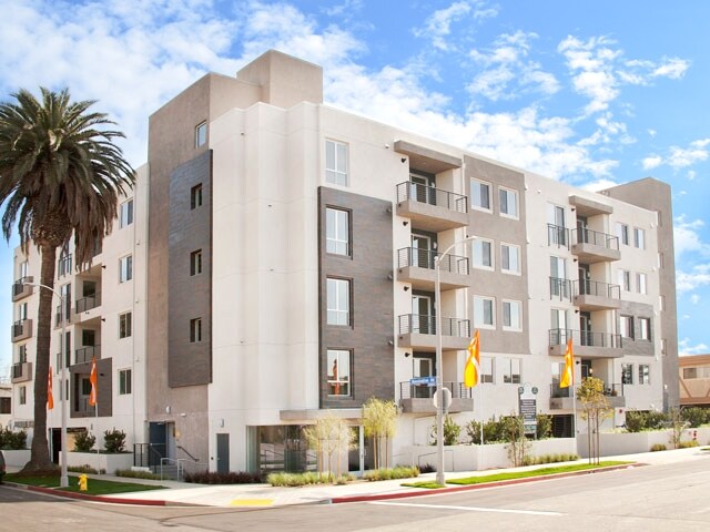 11900 Courtleigh Dr, Los Angeles, CA à vendre - Photo du bâtiment - Image 2 de 53