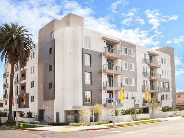 11900 Courtleigh Dr, Los Angeles, CA à vendre - Photo du bâtiment - Image 2 de 53