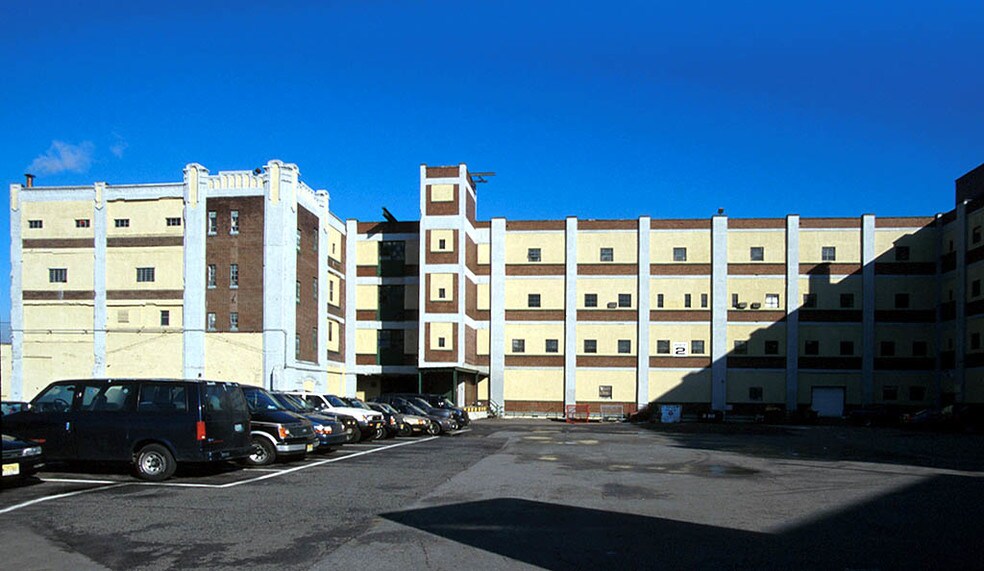 239 Lindbergh Pl, Paterson, NJ à louer - Photo du bâtiment - Image 2 de 9