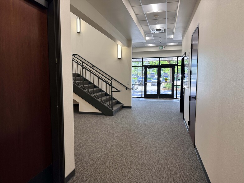 2041 S Cobalt Point Way, Meridian, ID for lease - Lobby - Image 3 of 10
