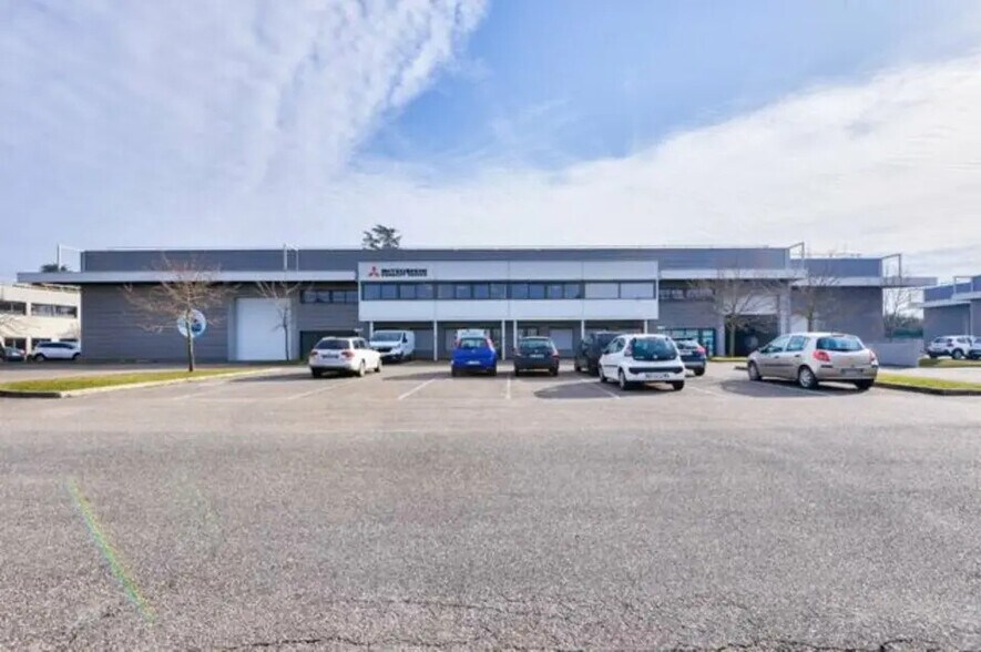 Flex dans Saint-Priest à louer - Photo du bâtiment - Image 2 de 15