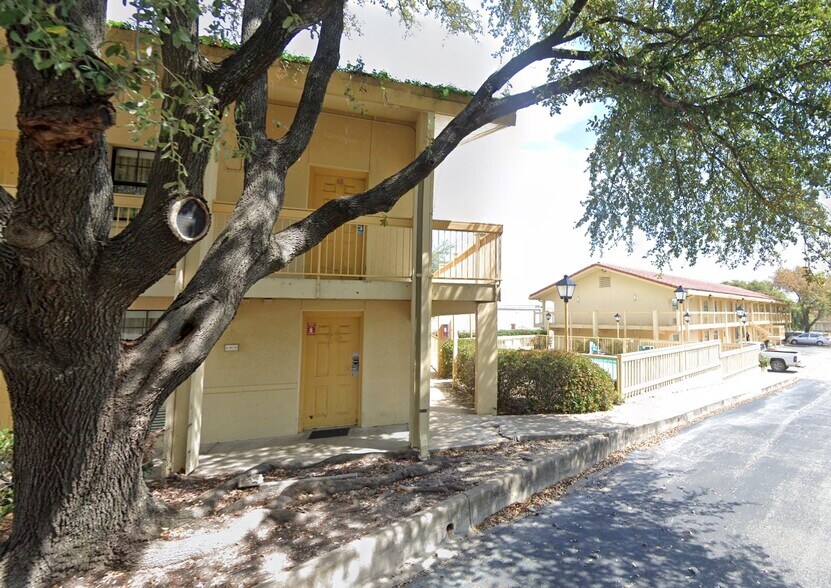 6511 W Military Dr, San Antonio, TX à vendre - Photo du bâtiment - Image 2 de 26