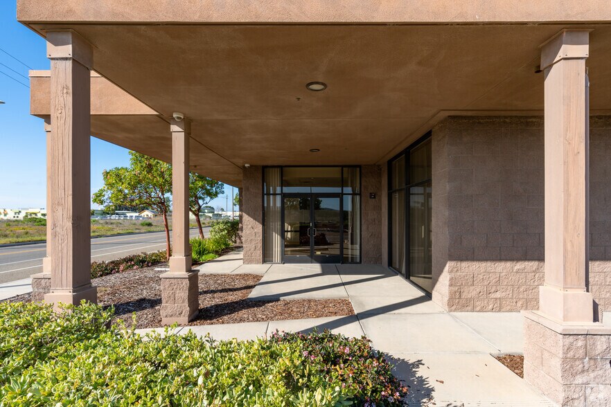 1467 W Fairway Dr, Santa Maria, CA à louer - Photo du bâtiment - Image 3 de 12