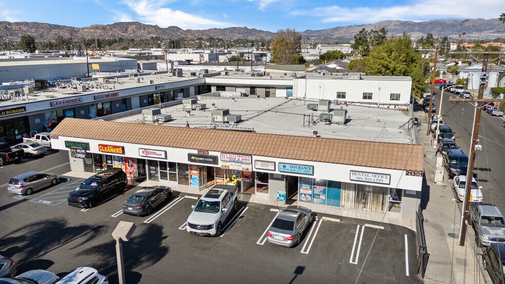 21305 Saticoy St, Canoga Park, CA à vendre - Photo du bâtiment - Image 2 de 2