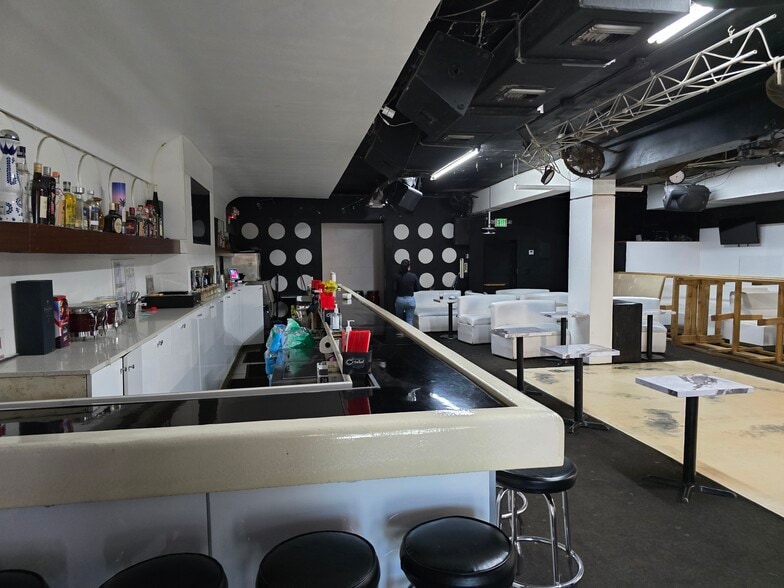 6045-6051 SW 8th St, Miami, FL for lease - Building Photo - Image 3 of 17