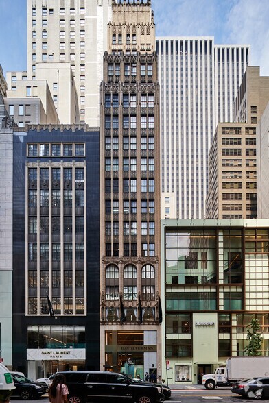 5 E 57th St, New York, NY à louer - Photo du bâtiment - Image 2 de 6