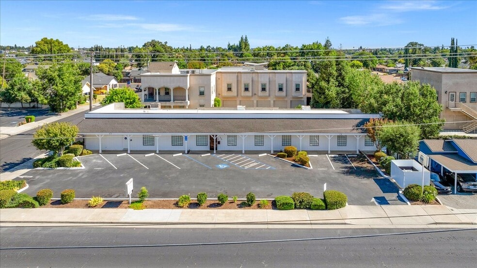 324-330 Bullard Ave, Clovis, CA for lease - Building Photo - Image 3 of 27