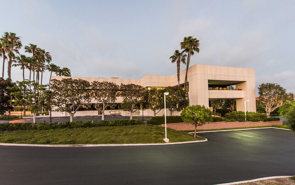 1100 Newport Center Dr, Newport Beach, CA à louer - Photo du bâtiment - Image 2 de 12