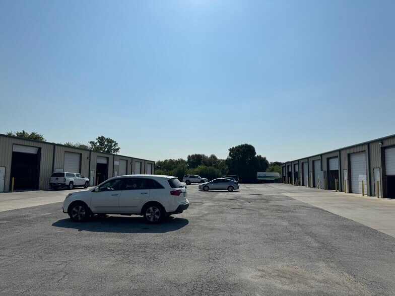 9314 Converse Business Ln, Converse, TX à louer - Photo du bâtiment - Image 2 de 5