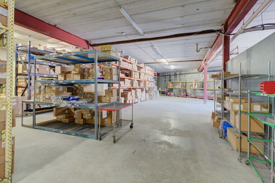 555 Atwood Ave, Cranston, RI à vendre - Photo du bâtiment - Image 2 de 27