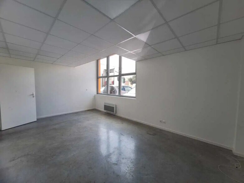 Flex in Carbon-Blanc for lease - Interior Photo - Image 3 of 6