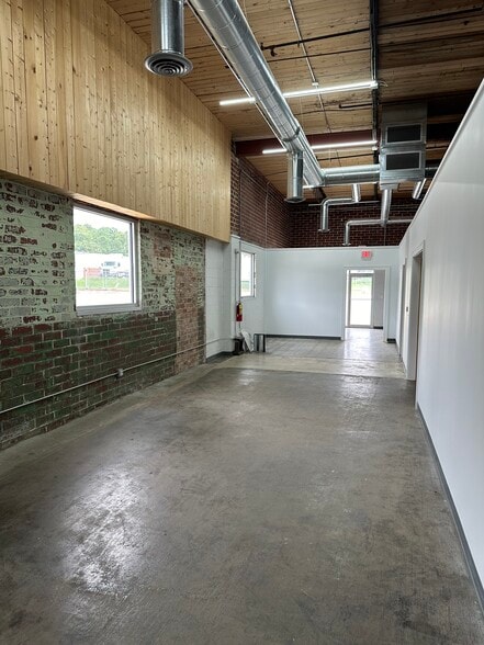 1130 Oakleigh Dr, East Point, GA for lease - Interior Photo - Image 2 of 11