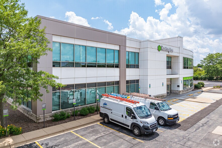 2430 W Indian Trl, Aurora, IL à louer - Photo principale - Image 1 de 4