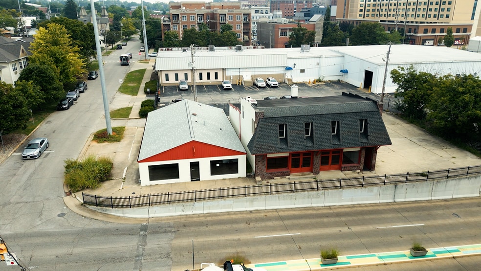 Former Dealership for Sale portfolio of 2 properties for sale on LoopNet.ca - Building Photo - Image 2 of 35