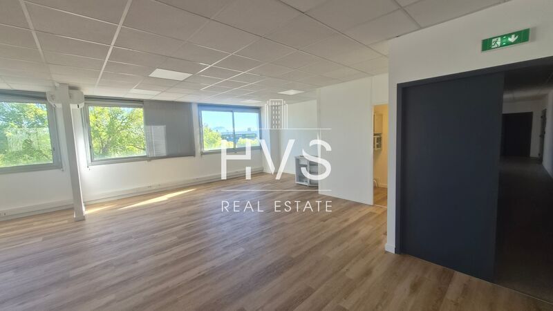 260 Rue René Descartes, Aix-en-Provence for lease - Interior Photo - Image 2 of 14