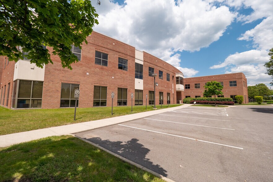 690 Taylor Rd, Gahanna, OH à louer - Photo du bâtiment - Image 2 de 8