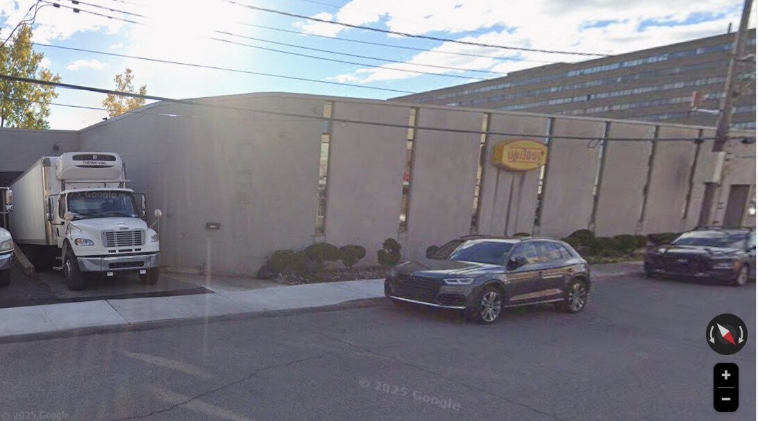 9200 Rue Charles-de-LaTour, Montréal, QC for lease Primary Photo- Image 1 of 6