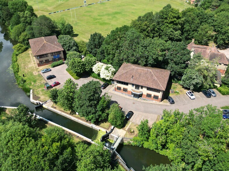 6 Rushmills, Northampton à louer - Photo du bâtiment - Image 2 de 8