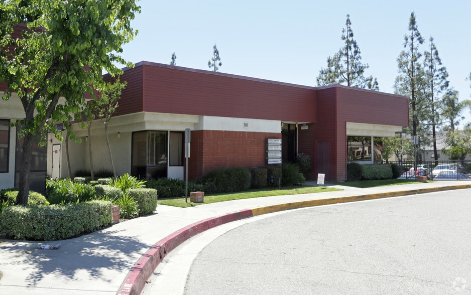 980 E Foothill Blvd, Upland, CA à vendre - Photo du bâtiment - Image 2 de 11