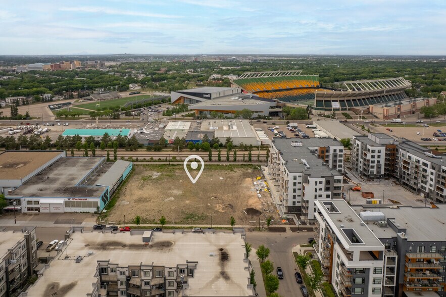 8490 106A Av NW, Edmonton, AB à vendre - Photo du bâtiment - Image 3 de 34