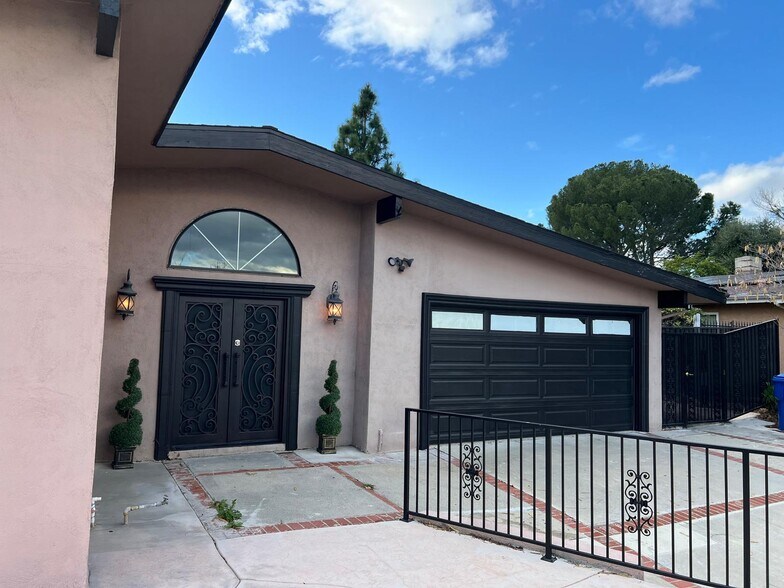 12701 Darla Ave, Granada Hills, CA à vendre - Photo du bâtiment - Image 1 de 31