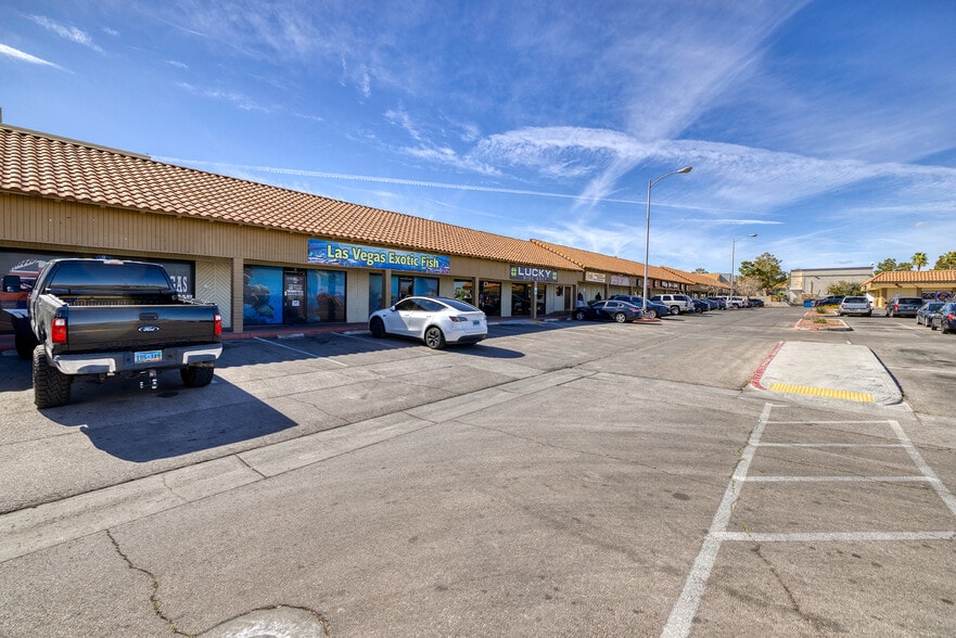 2281-2345 E Sunset Rd, Las Vegas, NV à louer - Photo du bâtiment - Image 3 de 16