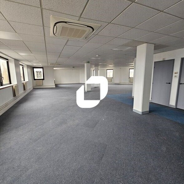 Office in Saint-Denis for sale - Interior Photo - Image 3 of 11