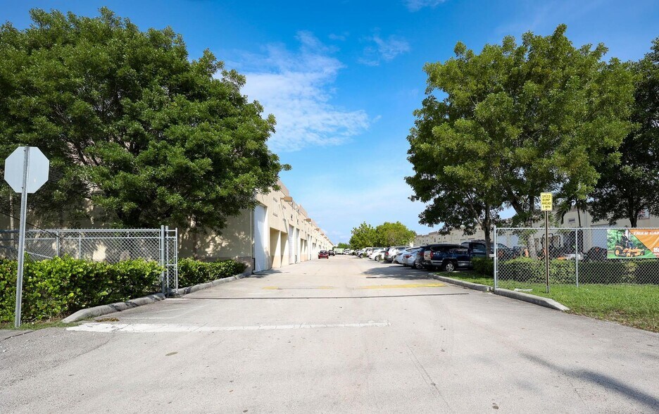 13816 SW 142nd Ave, Miami, FL à vendre - Photo du bâtiment - Image 3 de 26