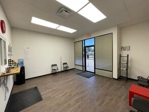 11233 Crown Park Dr, Houston, TX for lease Interior Photo- Image 2 of 9