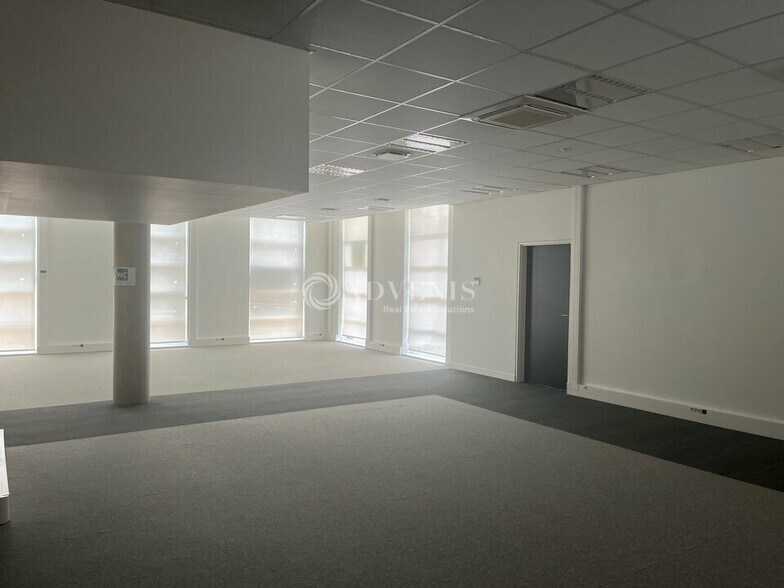 Office in Tours for lease - Interior Photo - Image 1 of 5