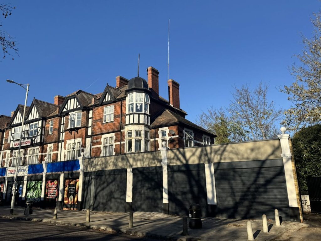 89-95A Aldersbrook Rd, Londres à louer Photo du bâtiment- Image 1 de 2