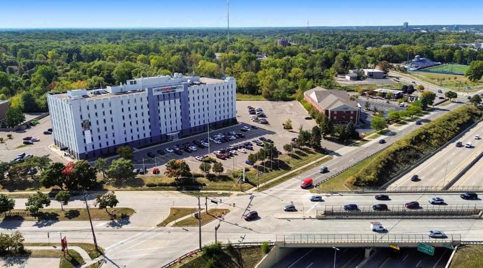 24901 Northwestern Hwy, Southfield, MI à louer - Photo du bâtiment - Image 2 de 7