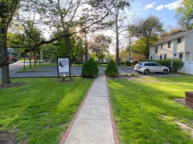 27 Mine Mount Rd, Bernardsville, NJ à louer - Photo du bâtiment - Image 2 de 8