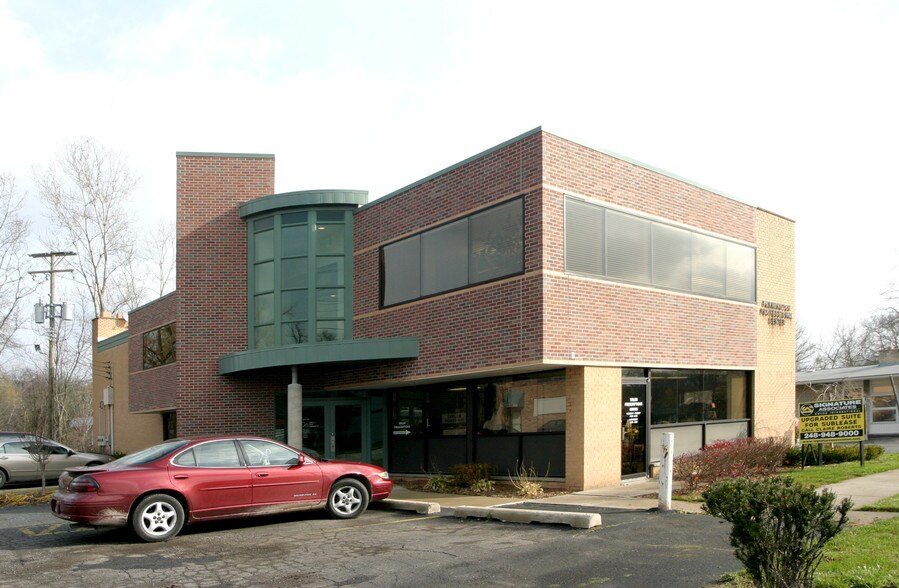 32316 Grand River Ave, Farmington Hills, MI à louer - Photo du bâtiment - Image 2 de 6