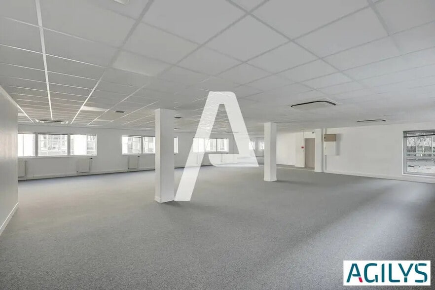 Office in Massy for lease - Interior Photo - Image 2 of 12