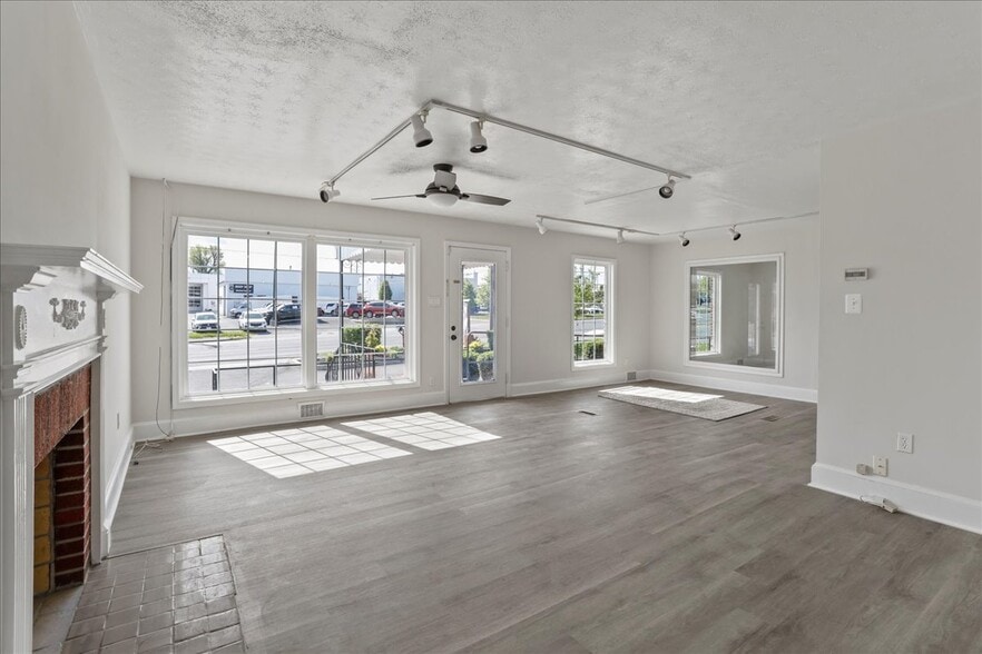 2109 Valley Ave, Winchester, VA for sale - Interior Photo - Image 2 of 30