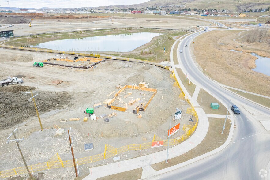 264 Park St, Cochrane, AB à louer - Photo du bâtiment - Image 3 de 7