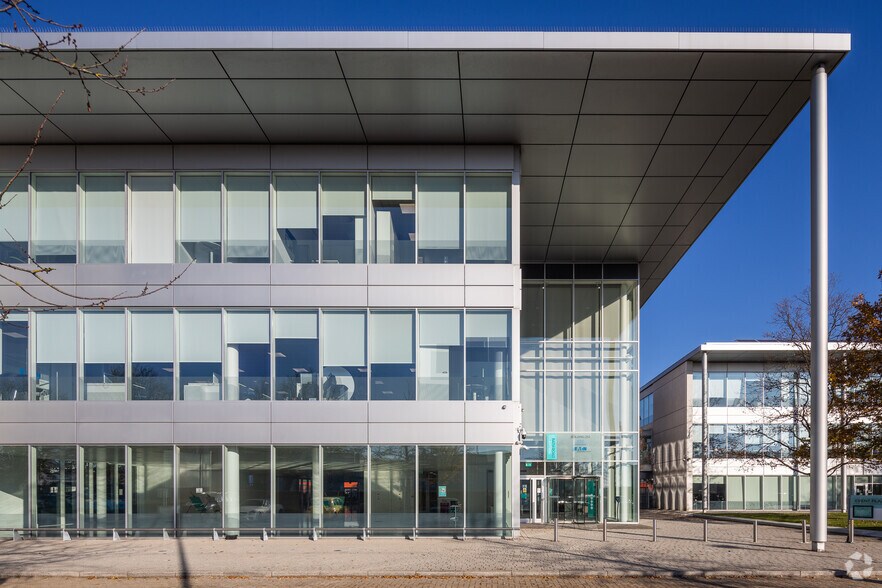 252 Bath Rd, Slough for lease - Building Photo - Image 3 of 4