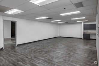 1301 Corporate Center Dr, Eagan, MN for lease Interior Photo- Image 1 of 6