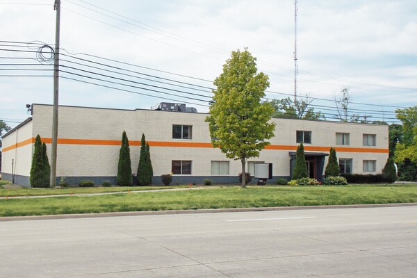 15255 W Eleven Mile Rd, Oak Park, MI à louer - Photo du bâtiment - Image 1 de 4