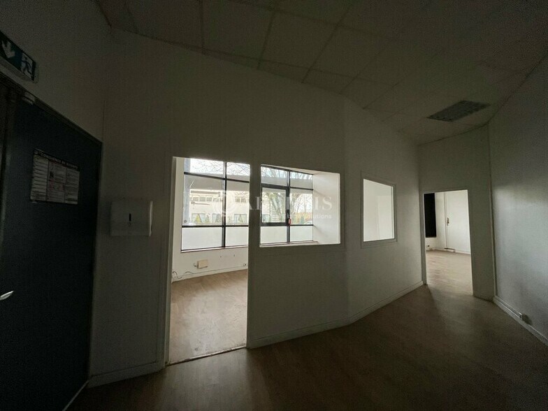23 Rue Des Poiriers, Plaisir for lease - Interior Photo - Image 2 of 10