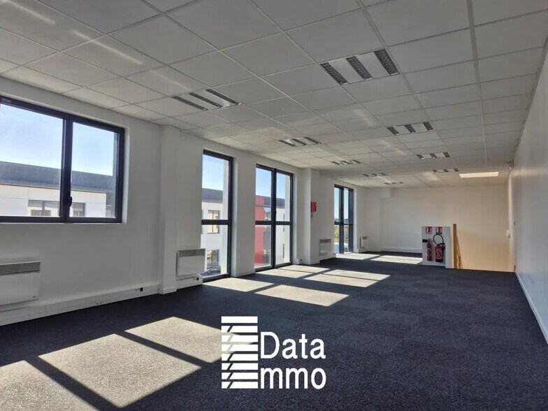 330 Avenue Marguerite Perey, Lieusaint à louer - Photo du bâtiment - Image 3 de 9