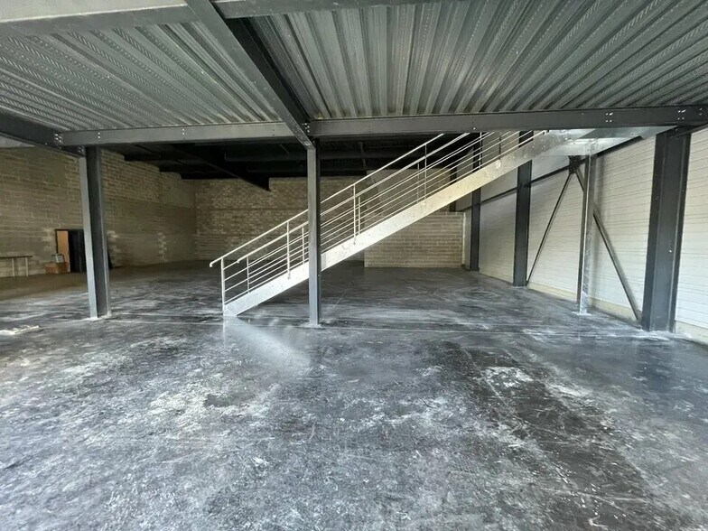 Flex in Lormont for lease - Interior Photo - Image 3 of 11