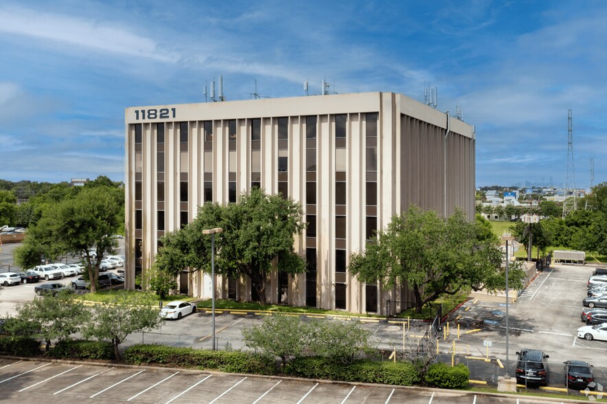 11821 E I-10 Fwy, Houston, TX à louer - Photo du bâtiment - Image 2 de 6