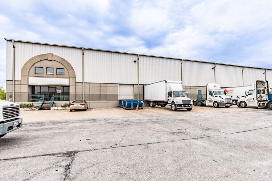 501-535 NW Parkway, Riverside, MO à louer - Photo du bâtiment - Image 3 de 8