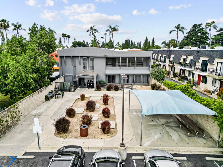 2215 N Broadway, Santa Ana, CA à vendre - Photo du bâtiment - Image 2 de 68