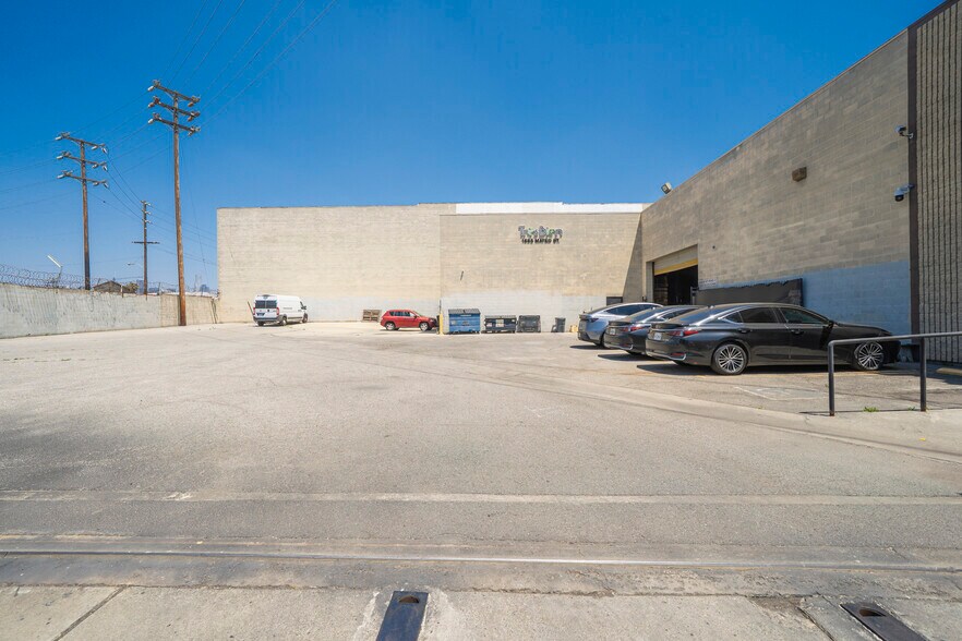 1685 Mateo St, Los Angeles, CA à vendre - Photo du bâtiment - Image 2 de 13