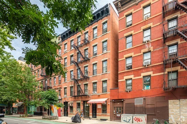 547 E 12th St, New York, NY à louer - Photo du bâtiment - Image 2 de 3