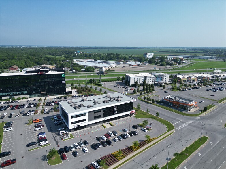 1220 Boul Casavant E, Saint-hyacinthe, QC à louer - Photo du bâtiment - Image 2 de 2
