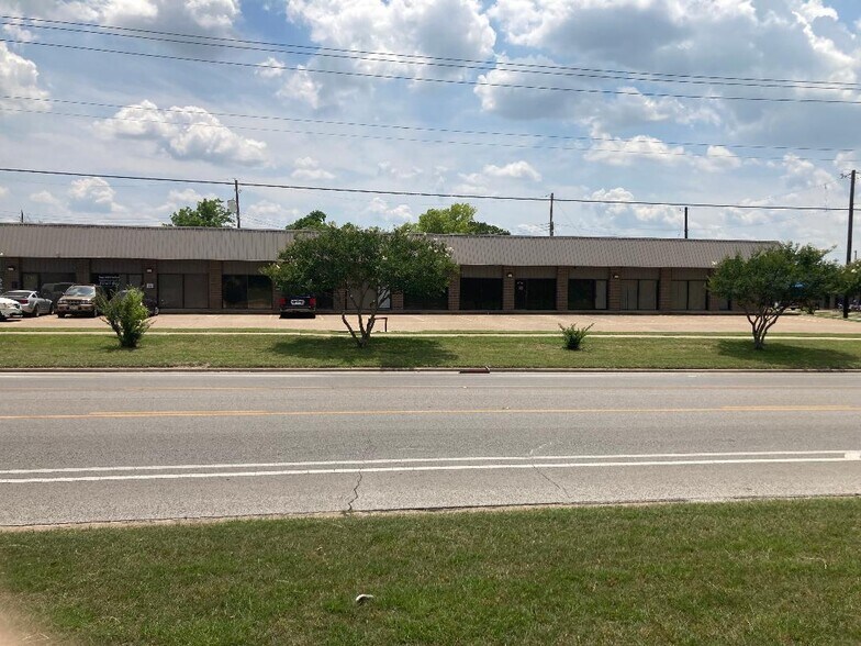 2700 Finfeather Rd, Bryan, TX à vendre - Photo du bâtiment - Image 2 de 2